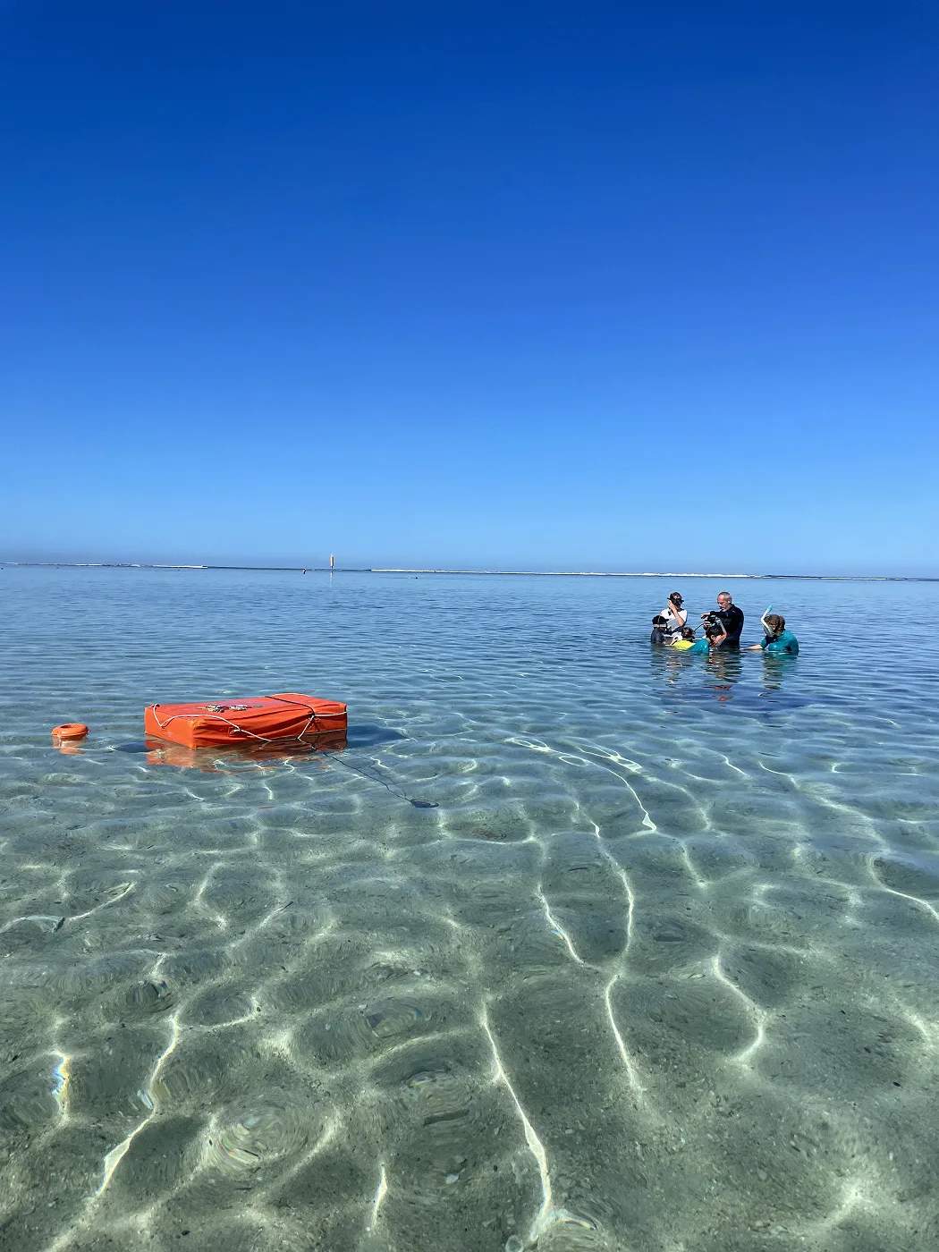 Vue du lagon peu profond et eau cristalline pendant une activité artistique en mer