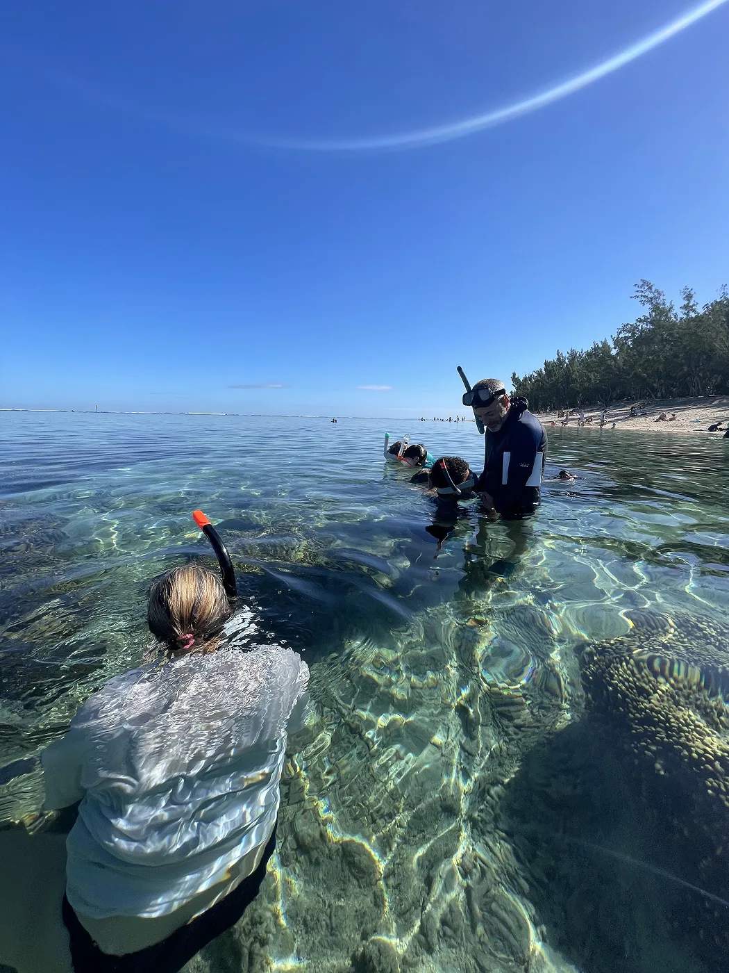 Participants observant le fond marin avec masque et tuba pendant l’atelier Dessin la Mer